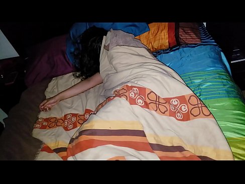 ❤️ Stiefson beréiert seng jonk Stéifmamm wärend hatt schléift. ️❌ Hausgemachte Porno bei eis ﹏