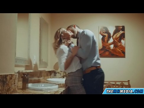 ❤️ Wann eng Busty Blond Iech an engem ëffentlechen Toilette verféiert ️❌ Hausgemachte Porno bei eis ﹏